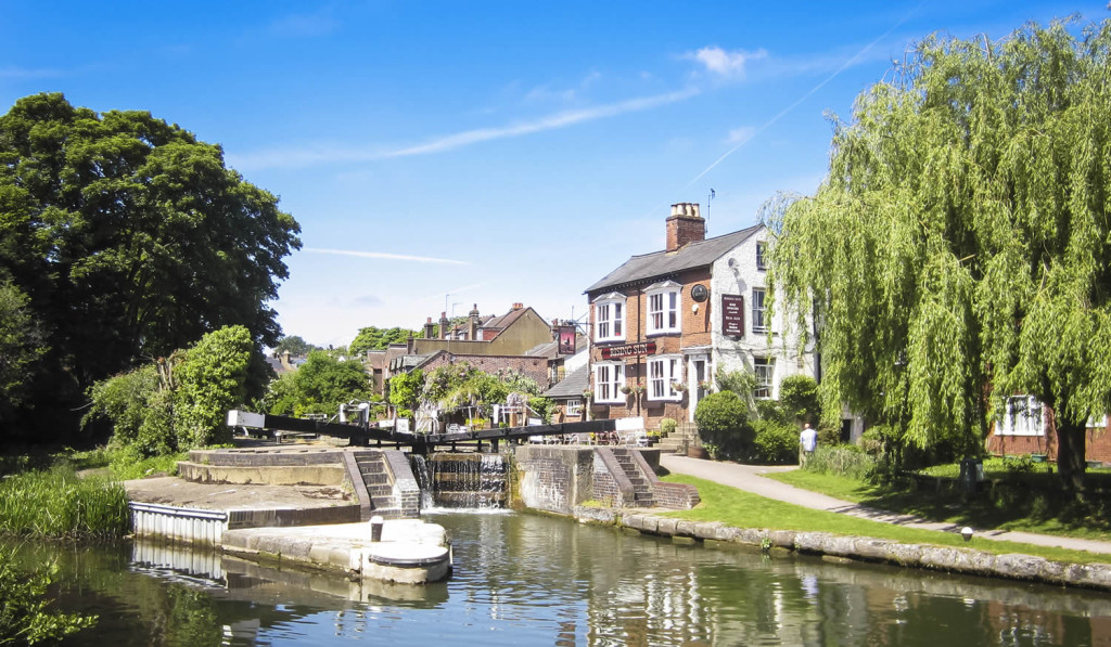 Traditional English pub Berkhamsted on Grand Canal to London City Mortgages