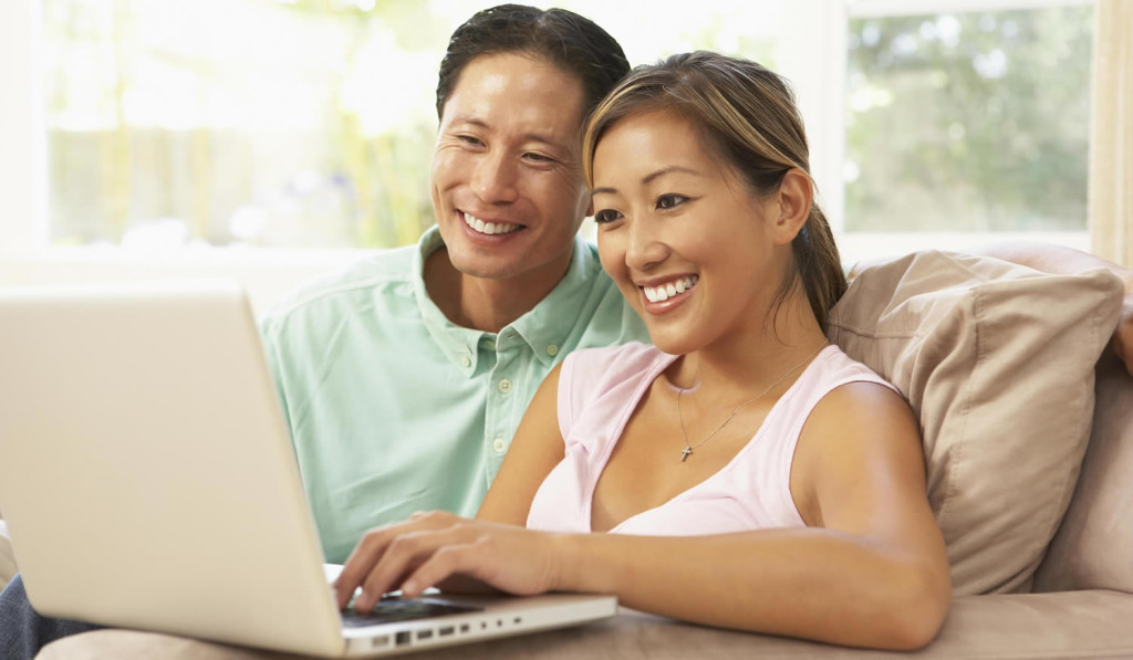 Young-couple-pleased-with-thier-laptop-results-london-city-mortgages